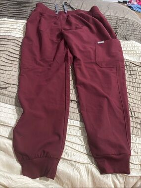 Women's Burgundy 2 piece scrub set.  Joggers and top with pockets